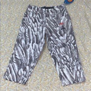 NWT RVT Print  Capri serve piping hot pants